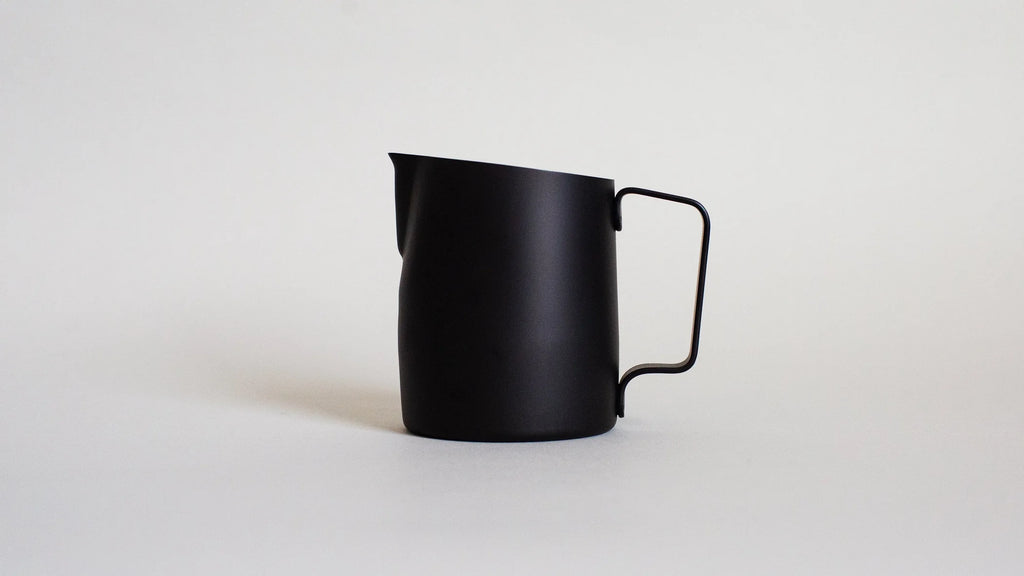 WPM PITCHER  17OZ MATTE BLACK WITH ROUND TIP AND DUAL VOLUME INDICATOR